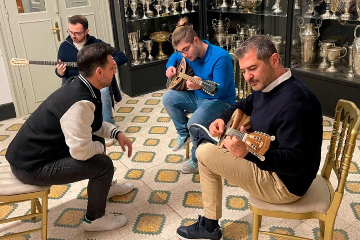 Ο Έλληνας που διδάσκει τους Τούρκους διπλοπενιές ‑ «Τρελαίνονται για μπουζούκι...»