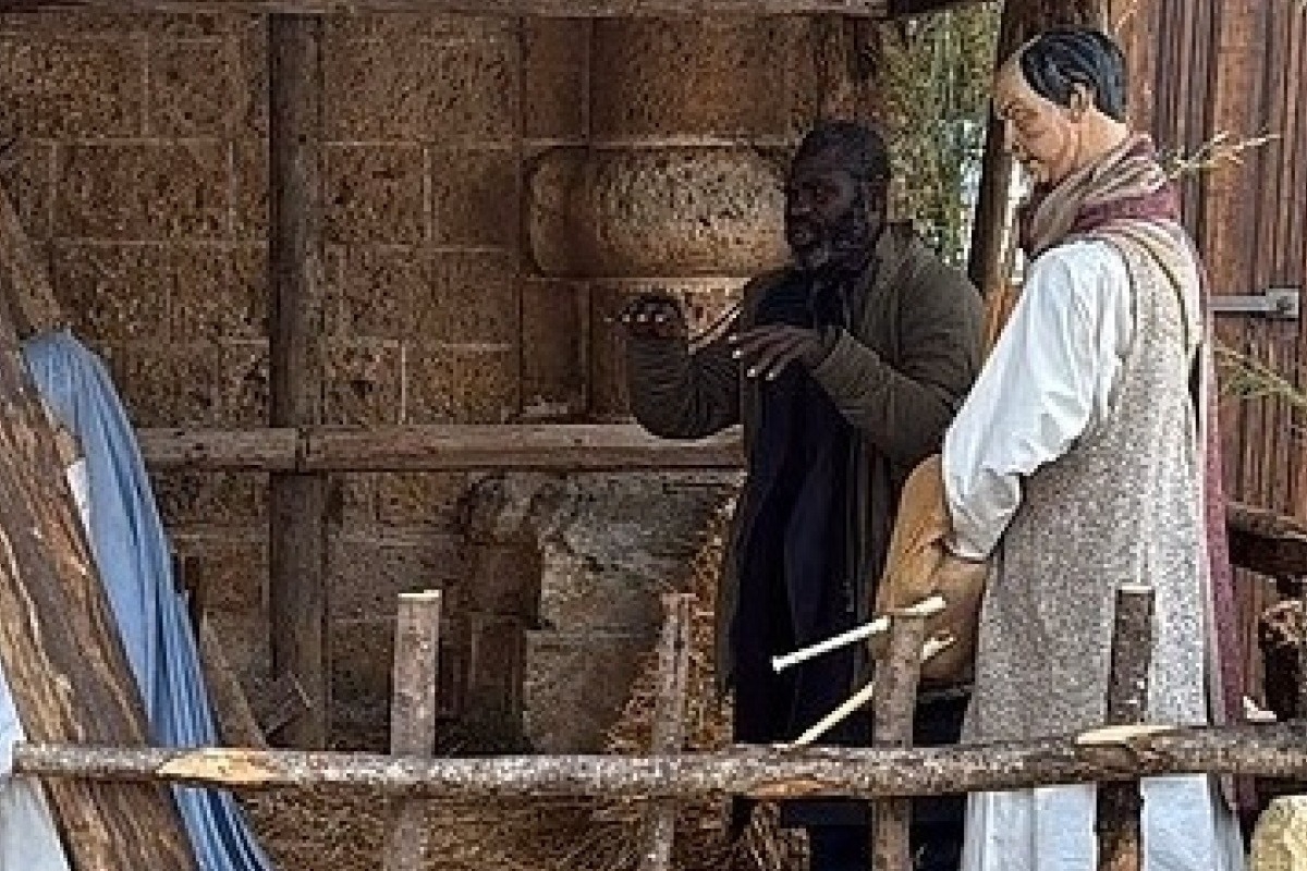 Επική φωτογραφία από την Ιταλία: Δείτε πώς προσπάθησε να κρυφτεί σε φάτνη Γκανέζος που είχε επιτεθεί σε δημόσιο υπάλληλο - Τον 39χρονο μετανάστη εντόπισε ο δήμαρχος της πόλης Γκαλατόνε αν και αρχικά τον πέρασε για «άκρως ρεαλιστική» φιγούρα