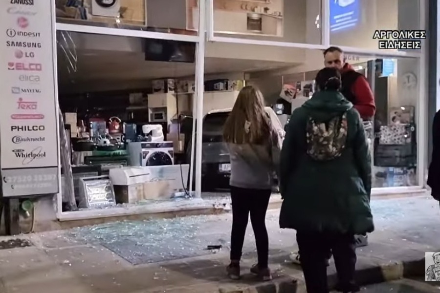 Ναύπλιο: Αυτοκίνητο «καρφώθηκε» σε κατάστημα ηλεκτρικών ειδών ‑ Στο νοσοκομείο η οδηγός