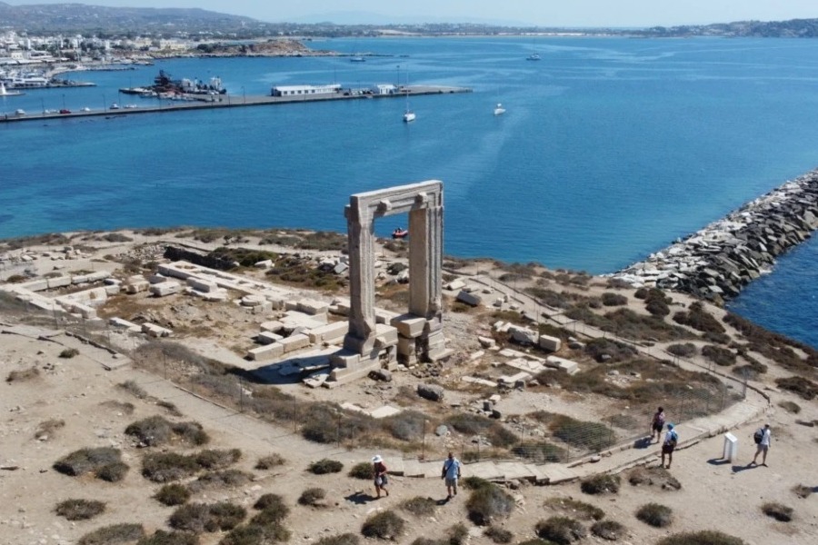Έβαλαν συρματόπλεγμα στην Πορτάρα της Νάξου μετά τον τουρίστα που σήκωσε αρχαίο μάρμαρο για να βγει φωτογραφία
