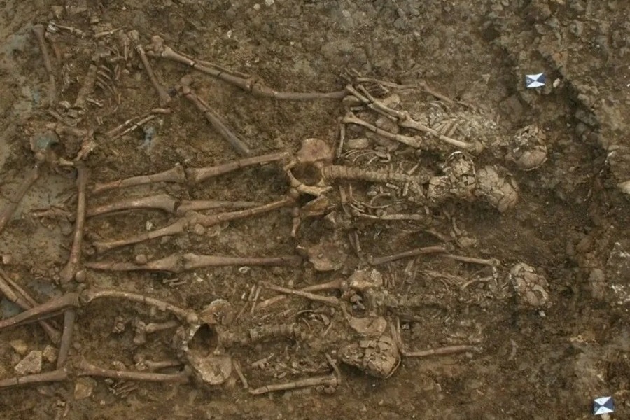 Δεκάδες σκελετοί ανακαλύφθηκαν σε μεσαιωνικό νεκροταφείο εκτελεσμένων εγκληματιών της Αγγλίας - Αρκετοί σκελετοί βρέθηκαν με τα χέρια δεμένα πίσω από την πλάτη