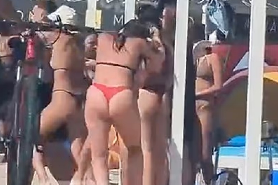 Λουόμενες με μπικίνι έστησαν άγριο καβγά στην Οδησσό για ρωσικό τραγούδι στην παραλία