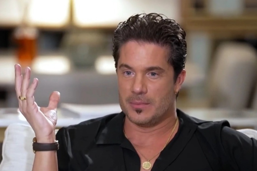 Η εξομολόγηση του Νίκου Οικονομόπουλου: «Φτάνω στο μικρόφωνο, τρέμω και δεν βλέπω, έχω σχεδόν τυφλωθεί»