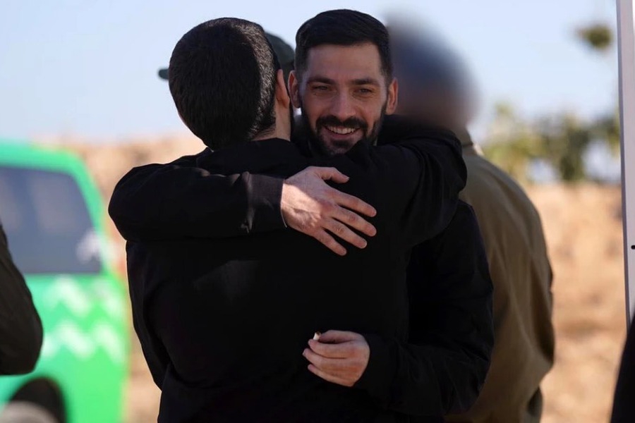 Στο Ισραήλ οι όμηροι που απελευθέρωσε η Χαμάς: Σε πλήρη εξέλιξη η διαδικασία - Σε αντάλλαγμα το Ισραήλ αναμένεται να απελευθερώσει περίπου 2.000 Παλαιστίνιους