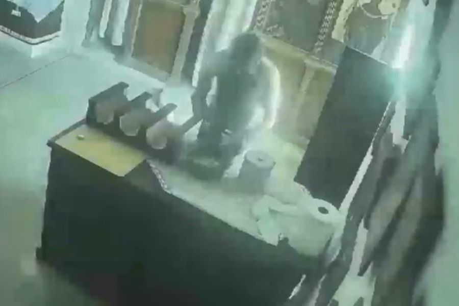 Κρήτη: Ημίγυμνος άντρας εισέβαλε σε εκκλησία και προσπάθησε να διαρρήξει το παγκάρι