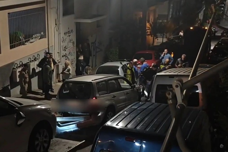 Θανατηφόρο τροχαίο στο Παγκράτι: Έπεσε σε τρία σταθμευμένα οχήματα και σκότωσε πεζή