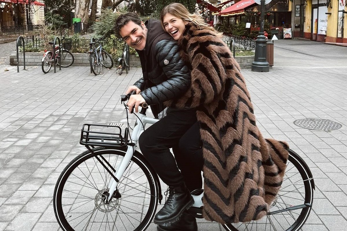 Χριστόφορος Παπακαλιάτης – Κλέλια Ανδριολάτου: Μαζί στη Βουδαπέστη για τα γυρίσματα του Maestro