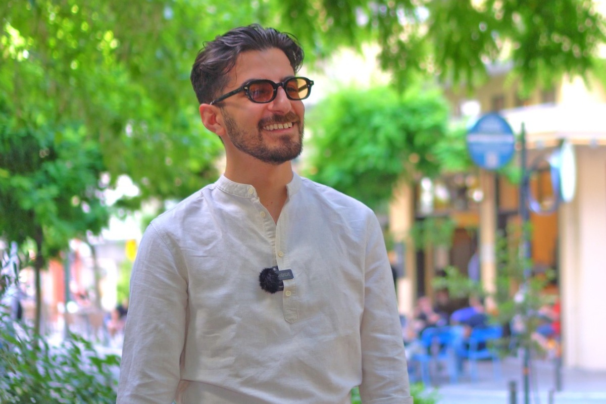 Ποιος είναι ο Papazó, o γιατρός και viral μουσικός που συνεργάζεται με τα μεγαλύτερα ονόματα της ελληνικής μουσικής