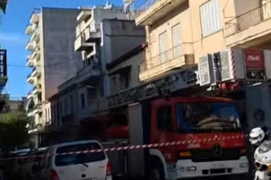 Νεαρός απειλούσε να αυτοκτονήσει στην Πάτρα: Παρέμβαση της Αστυνομίας και της Πυροσβεστικής - Δείτε βίντεο