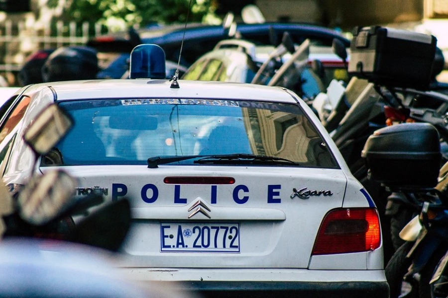 Επεισοδιακές ληστείες στην Αθήνα: Ανδρας προσποιήθηκε τον αστυνομικό και λήστεψε αλλοδαπό - Τέσσερις ξυλοκόπησαν 23χρονο για το κινητό και τα παπούτσια του