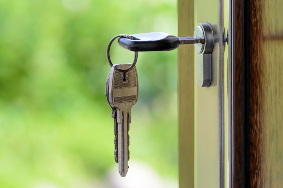 Νέοι κανόνες για τα Airbnb – Αλλάζουν οι υποχρεώσεις και έρχονται κόφτες για ιδιοκτήτες και διαχειριστές