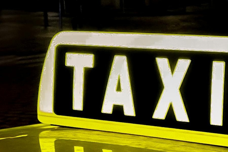Πειραιάς: Γάλλοι κατήγγειλαν επίθεση από οδηγό ταξί ‑ Τραυμάτισε τον έναν και τους άρπαξε 800 ευρώ