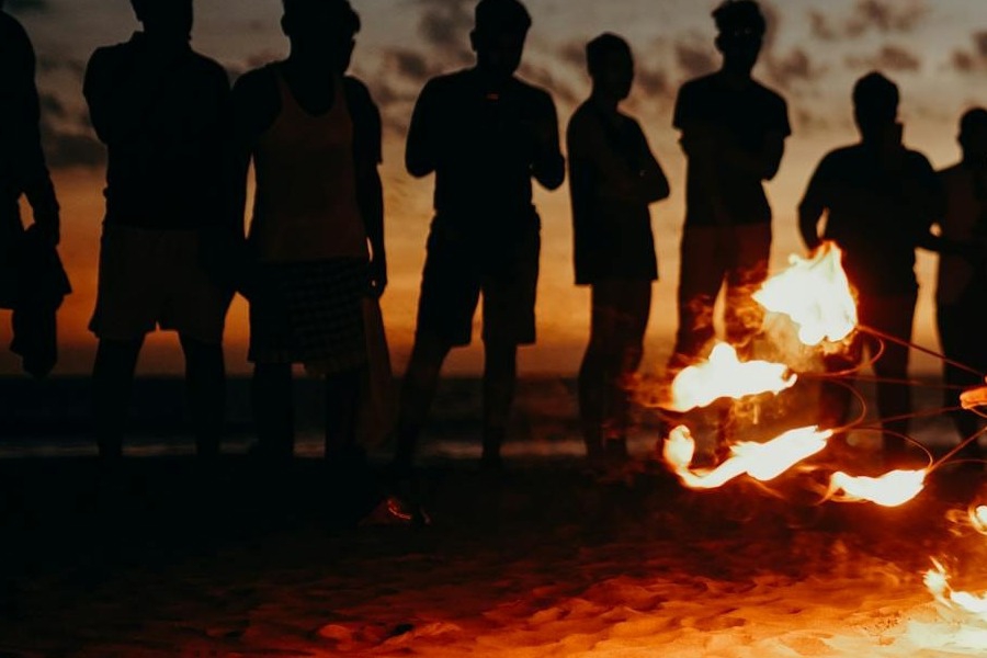 Η πιο αλλόκοτη μέθοδος αστυνομίας για να μην γίνονται πάρτυ στην παραλία αυτής της πόλης