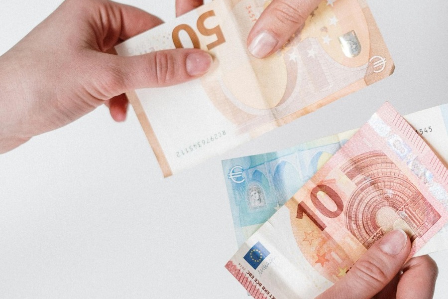 Επίδομα 100 ευρώ: Πότε πιστώνεται στους λογαριασμούς των δικαιούχων – Τι ισχύει