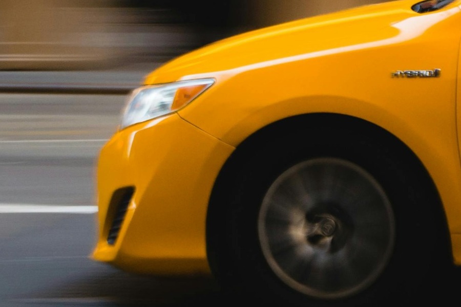 Ομόνοια: Τουρίστες κατήγγειλαν ότι οδηγός ταξί τους απείλησε με μαχαίρι και τους λήστεψε