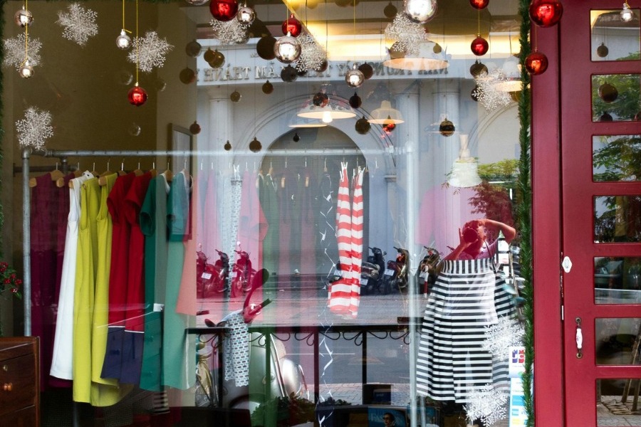 Εορταστικό ωράριο Χριστουγέννων 2024: Ποιες Κυριακές θα είναι ανοιχτά τα καταστήματα