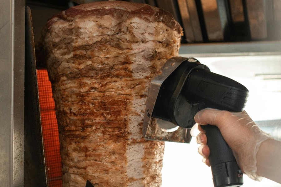 Σουβλάκι: «Ζαλίζει» η τιμή του τυλιχτού ‑ Αγγίζει πλέον τα 5 ευρώ