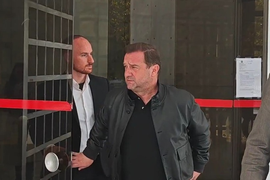 Νίκος Πλακιάς: «Υπαίτιος ο Καραμανλής για τη δολοφονία 57 ψυχών» δήλωσε έξω από τον Αρειο Πάγο