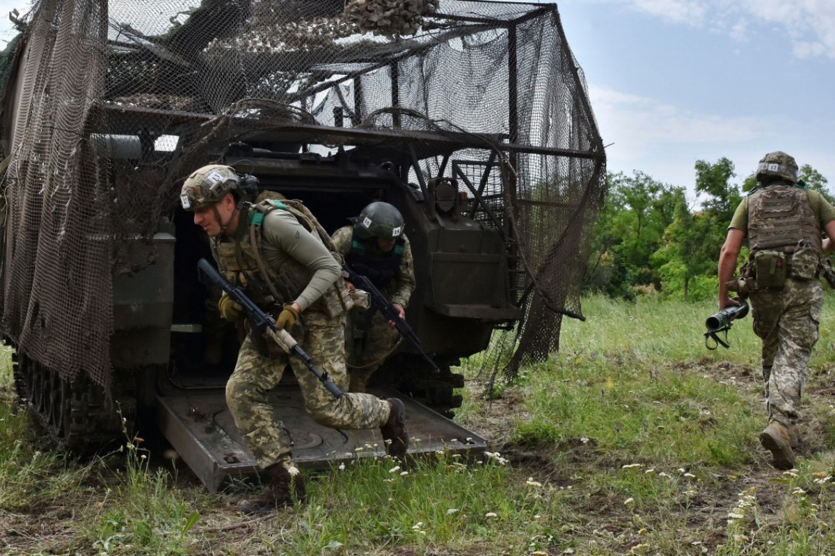 ΝΑΤΟ: Eξετάζει το ενδεχόμενο να γίνει «πιο επιθετικό» απέναντι στη Ρωσία - Ο ανώτατος στρατιωτικός αξιωματικός του ΝΑΤΟ λέει στους Financial Times ότι η Συμμαχία θα μπορούσε να αναλάβει προληπτική δράση για να αντιμετωπίσει τ