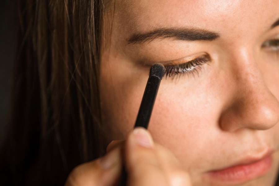 Expert tip: Το ένα βήμα που κάνει τα μάτια να δείχνουν πιο ανοιχτά σε δευτερόλεπτα