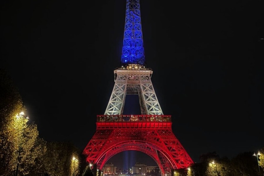 10 χρόνια μετά το Μπατακλάν: Η Γαλλία δεν ξεχνά τα θύματα της τρομοκρατικής επίθεσης - Στις 13 Νοεμβρίου 2015, τρεις ένοπλοι εισέβαλαν στο Μπατακλάν στη διάρκεια συναυλίας, προκαλώντας μία από τις πιο πρωτοφανείς και αιματηρές τρομοκρατι