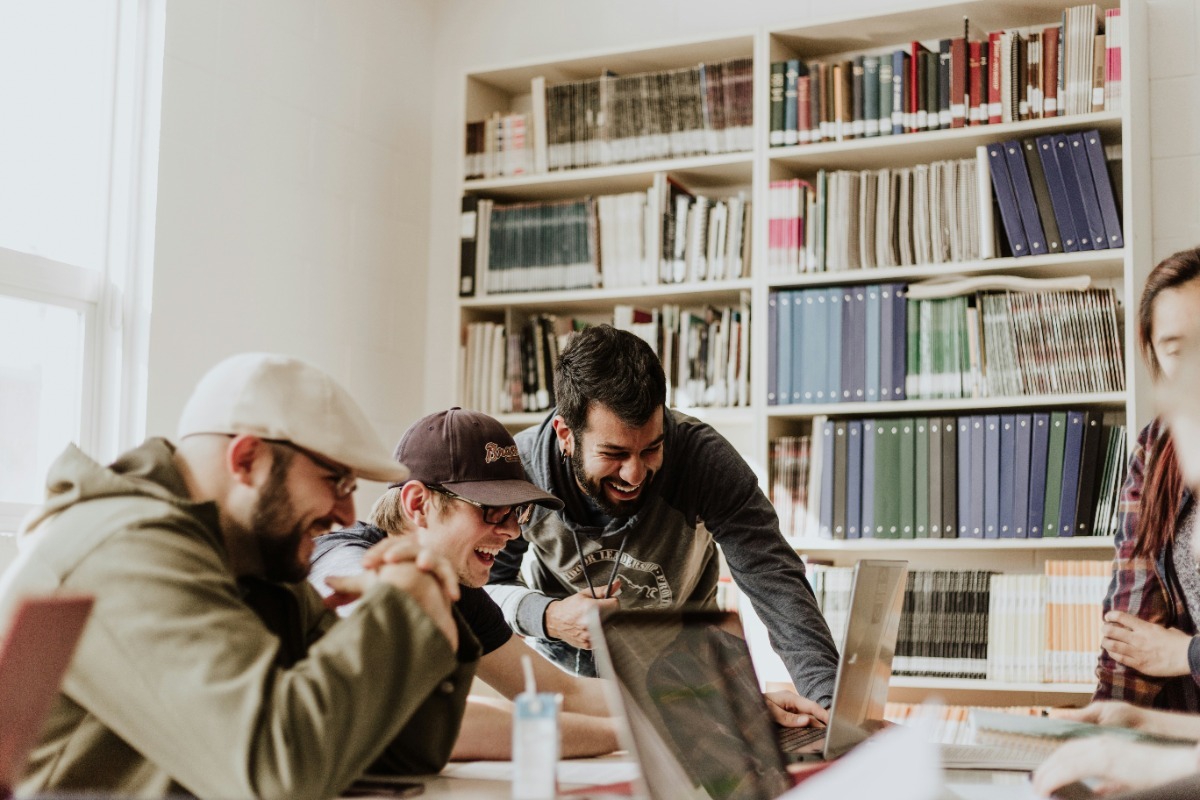 Millennials vs Boomers: Γιατί η νέα γενιά χάνει το παιχνίδι του πλούτου