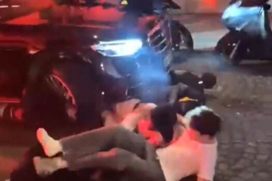 Χάος στο Παρίσι μετά το Παρί‑Αρσεναλ όταν αμάξι πέρασε μέσα από το πλήθος και παρέσυρε φιλάθλους