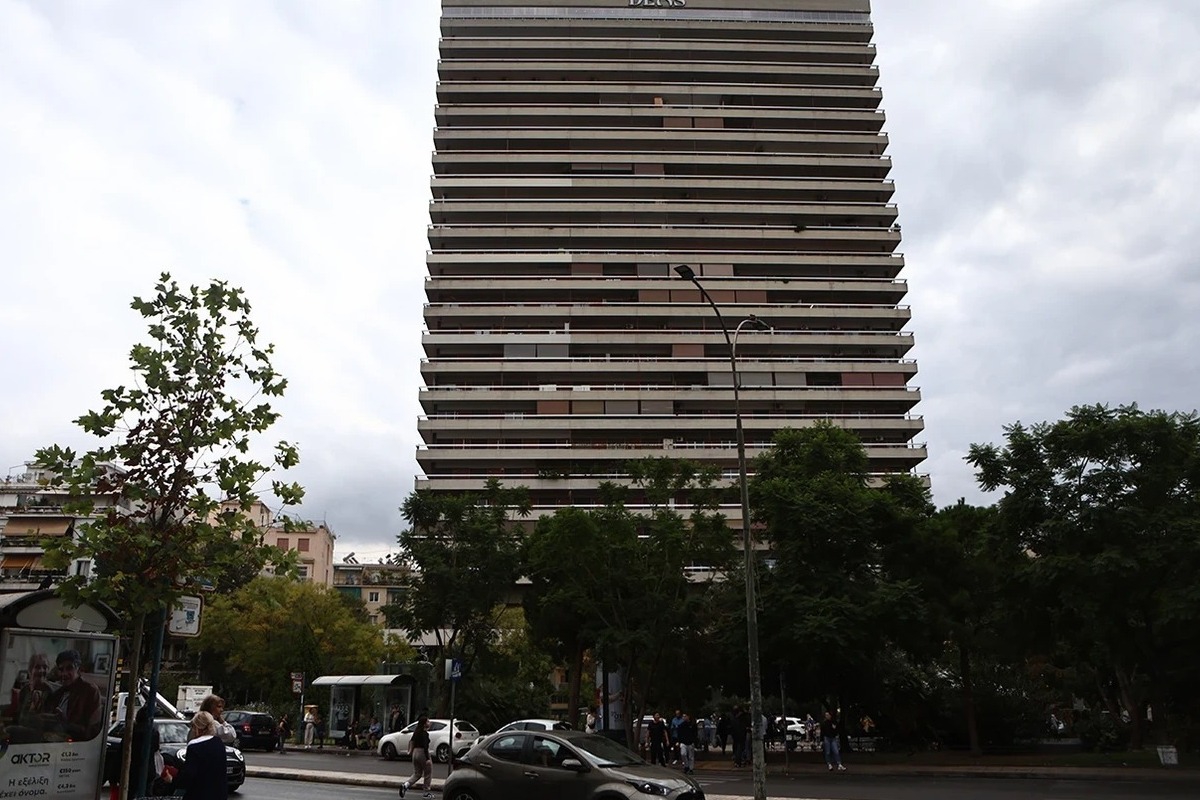 «Ακούσαμε έναν εκκωφαντικό θόρυβο, νομίζαμε ότι έγινε έκρηξη», λέει μάρτυρας για την τραγωδία στον Πύργο Απόλλων - Ο 44χρονος φέρεται να έπεσε, υπό αδιευκρίνιστες ακόμη συνθήκες