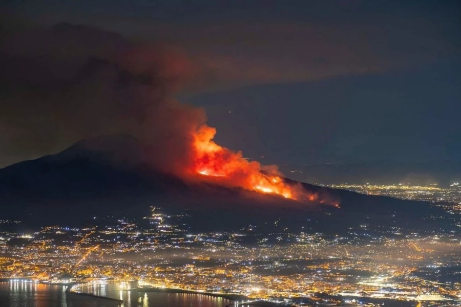 Πύρινη καταστροφή στο Εθνικό Πάρκο του Βεζούβιου