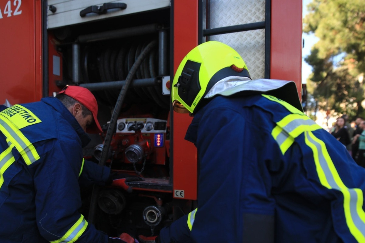 Φωτιά σε εγκαταλελειμμένο κτήριο στην οδό Ευελπίδων
