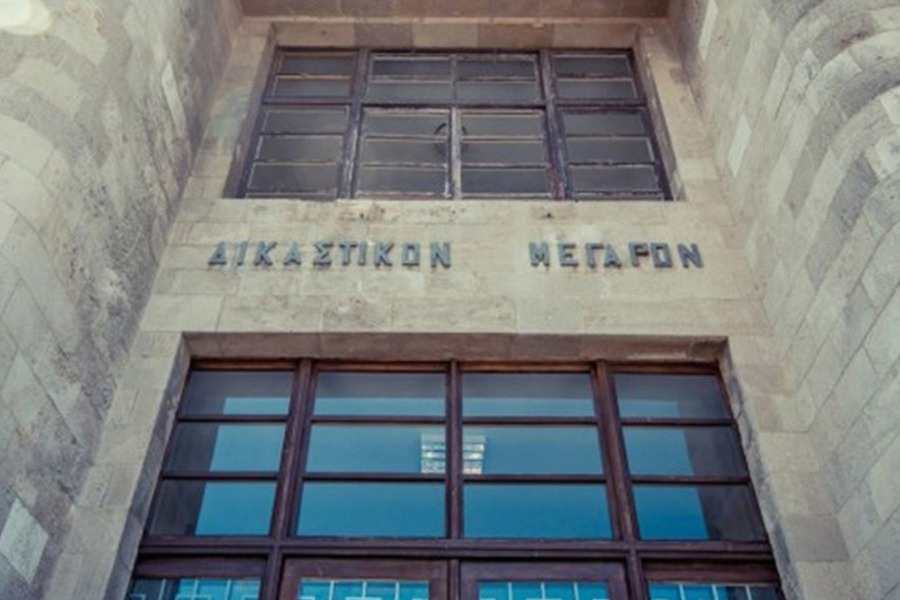 Ρόδος: Εννέα μήνες φυλάκιση με αναστολή σε Δανή τουρίστρια που κατέβασε την ελληνική σημαία