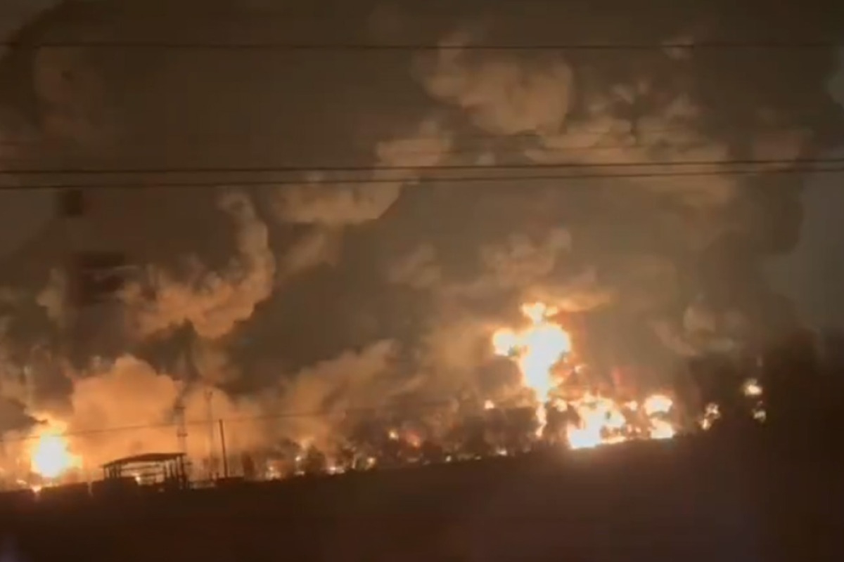 Καίγονται τα διυλιστήρια της Rosneft στο Ραζάν μετά από ουκρανική επιδρομή - Δείτε βίντεο - Τα αεροδρόμια της Μόσχας έχουν κλείσει για αφίξεις και αναχωρήσεις