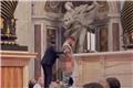 Απίστευτο περιστατικό στο Βατικανό: Ανδρας ούρησε μέσα στη Βασιλική του Αγίου Πέτρου - Βίντεο