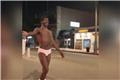 Στο ψυχιατρείο ο Lil Nas X – Κυκλοφορούσε με το εσώρουχο στους δρόμους του Λος Αντζελες: «Δώσε μου το κινητό σου»