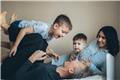 Gentle Parenting: Τι είναι, και γιατί πλέον διχάζει τους νέους γονείς