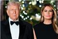«Μοιάζουν σαν να πηγαίνουν σε κηδεία»: Χαμός με τη χριστουγεννιάτικη φωτογραφία του Τραμπ με τη Μελάνια