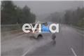 Η στιγμή που οδηγός χάνει τον έλεγχο εν μέσω βροχής και πέφτει πάνω στις μπάρες της Εθνικής Αθηνών - Λαμίας
