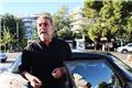 Μισμπίκης: Συγνώμη με γλυκά στη γειτονιά μετά τις ζημιές στα αυτοκίνητα