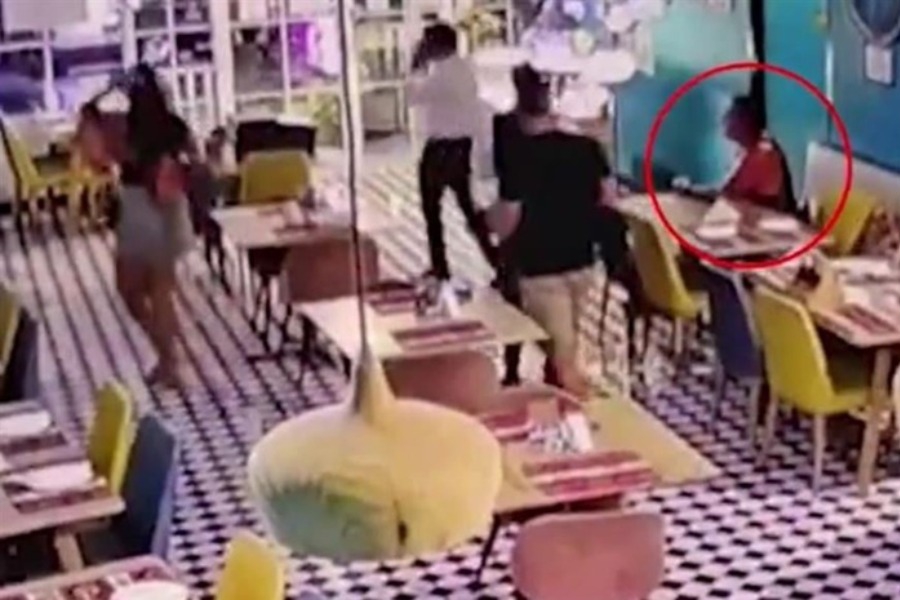 Ταϊλάνδη: Τραγικός θάνατος τουρίστα σε εστιατόριο ‑ Πέρασε από γυάλινη πόρτα