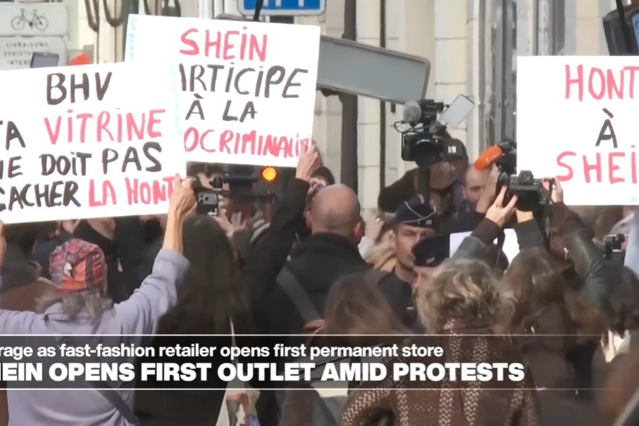 Xάος στο opening του Shein στο Παρίσι: Ουρές πελατών, πλήθη διαδηλωτών