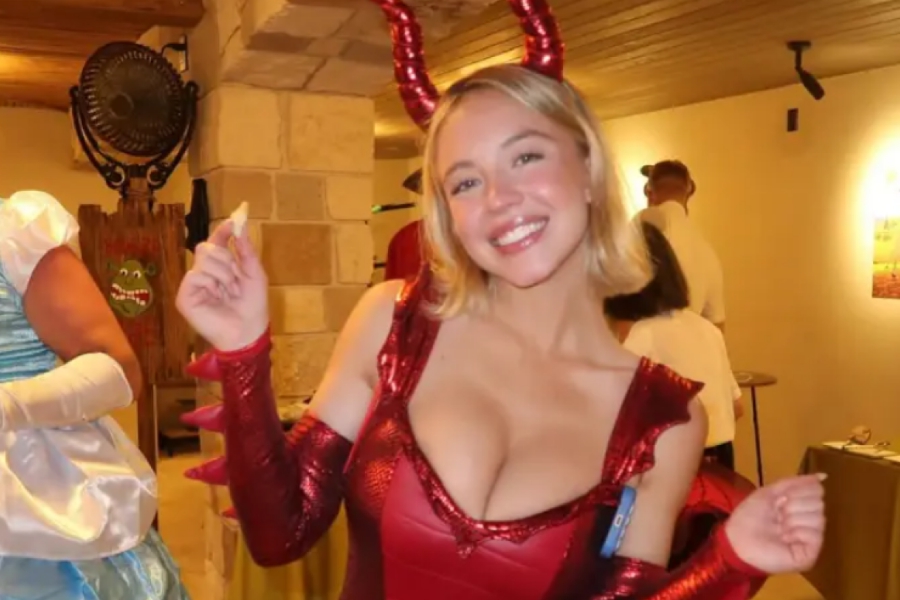 Σίντνεϊ Σουίνι: Ντύθηκε σeξι δράκος για την Ημέρα των Ευχαριστιών ‑ Δείτε φωτογραφίες