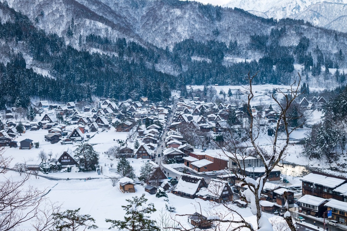 5 μοναδικά μέρη στην Ελλάδα για να ζήσεις όντως λευκά Χριστούγεννα με πολύ χιόνι!