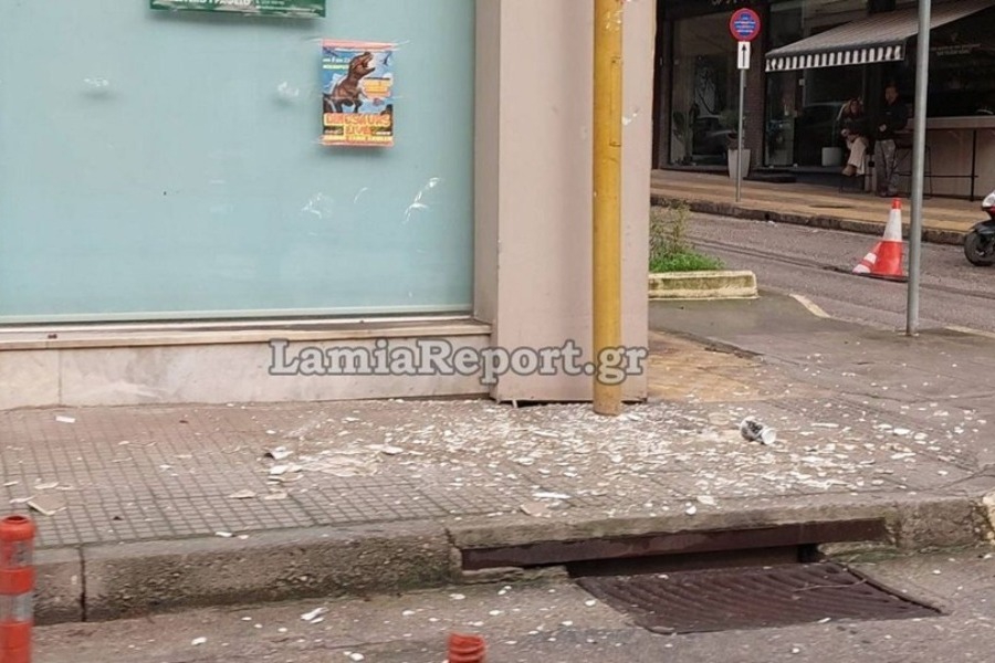 Λαμία: Σοβάδες έπεσαν στο κεφάλι περαστικού ‑ Διακομίστηκε στο νοσοκομείο