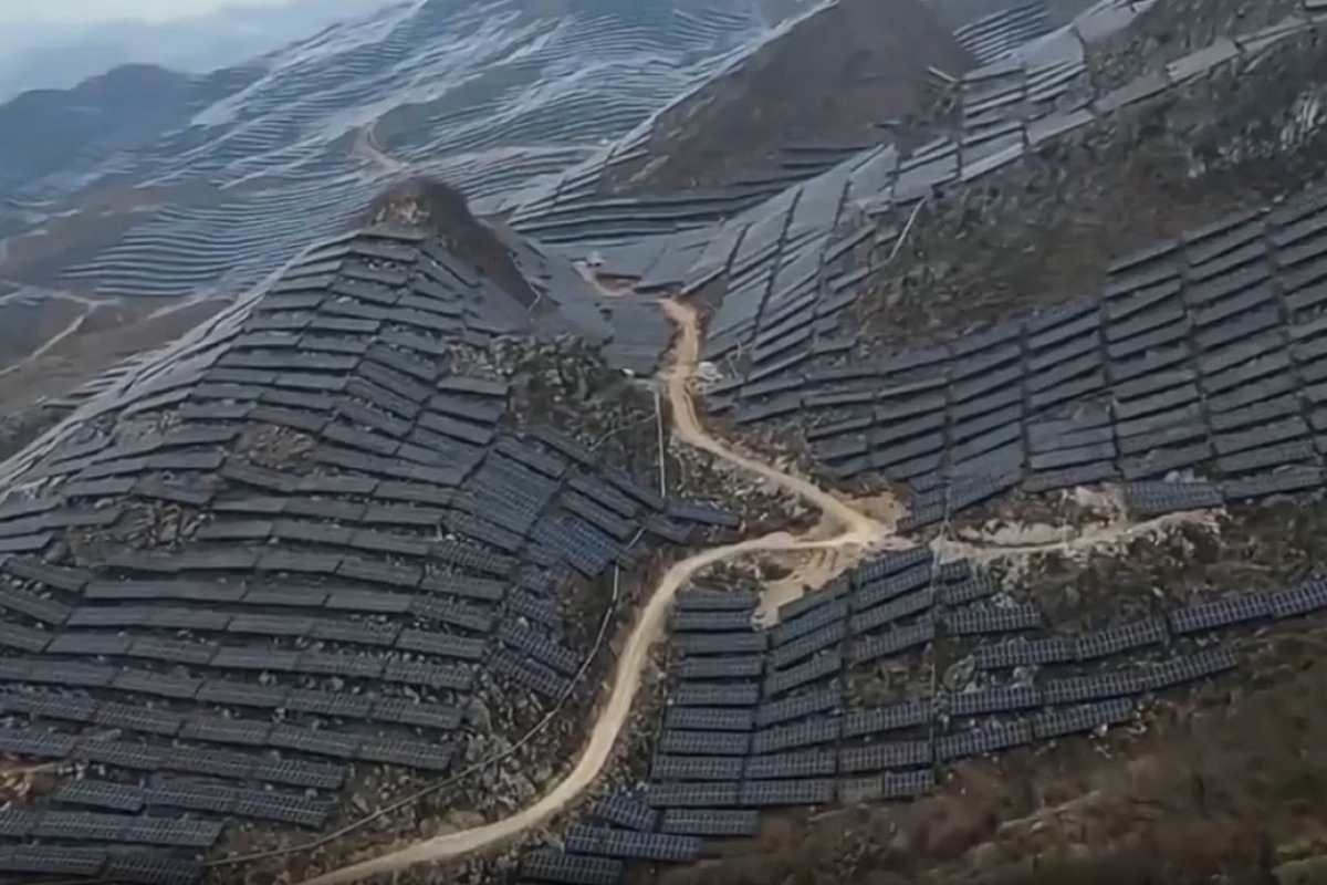 Κίνα: Απόκοσμες εικόνες, «έντυσαν» ολόκληρα βουνά με φωτοβολταϊκά, δείτε βίντεο