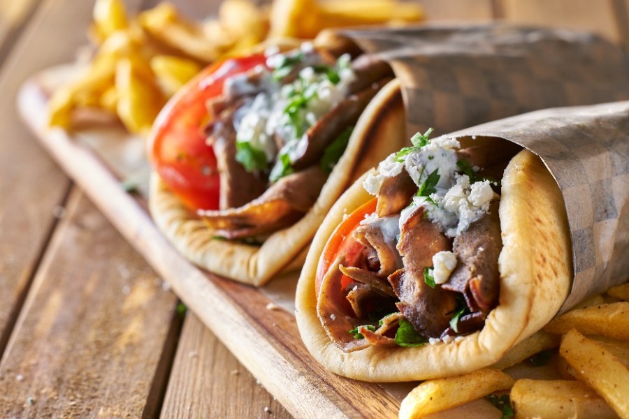 «Ανεβαίνει» κι άλλο το σουβλάκι: Φτάνει και ξεπερνάει τα 5 ευρώ το τυλιχτό