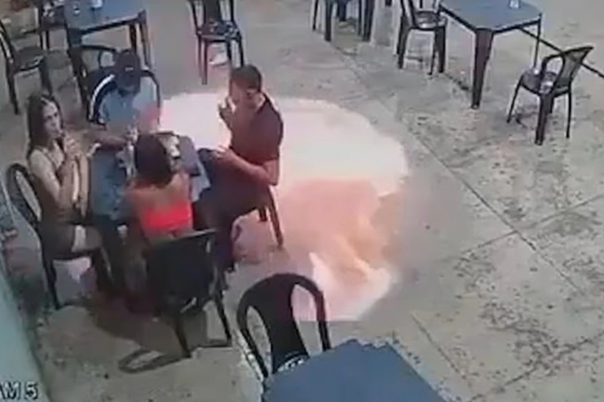 Η στιγμή που ένα σπίρτο προκαλεί πυρκαγιά σε βενζινάδικο