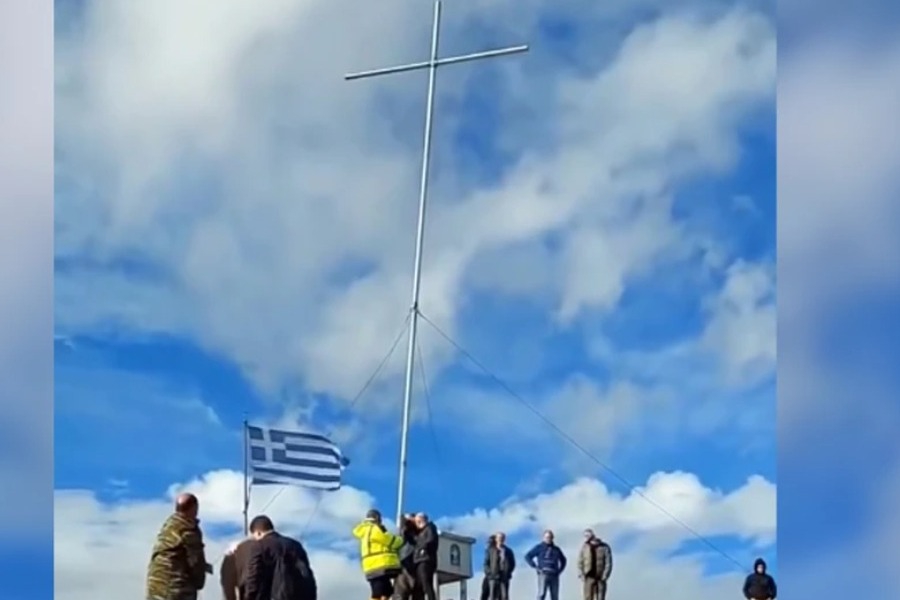 Πολίτες ύψωσαν σταυρό 10 μέτρων στο όρος Αυγό στην Ξάνθη: Κλήθηκαν σε απολογία από τη δασική υπηρεσία