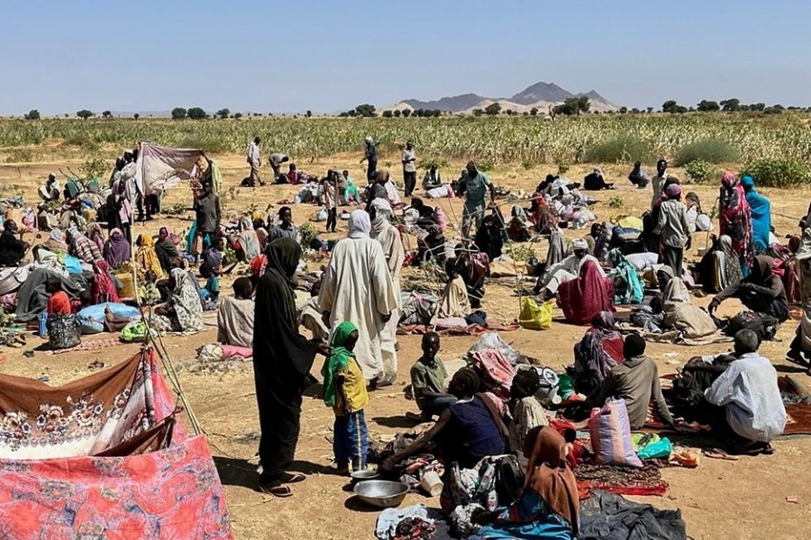 Σουδάν: Ανθρωποι τρώνε ζωοτροφές και πίνουν νερό της βροχής