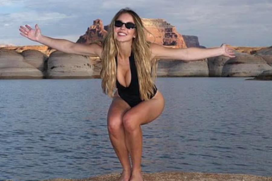 Η Σίντνεϊ Σουίνι φόρεσε το μαγιό της με βαθύ ντεκολτέ και έκανε ένα «ταξίδι στον Αρη»
