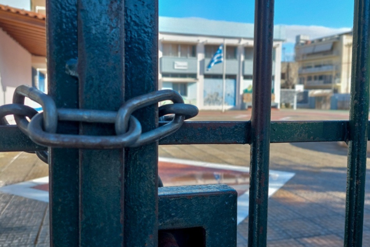 Αγρια συμπλοκή μαθητών με σκουπόξυλα στο Περιστέρι ‑ Τραυματίστηκαν τρεις καθηγητές